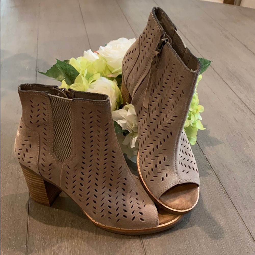Toms Perforated Open Toe Zip Bootie sz 6.5